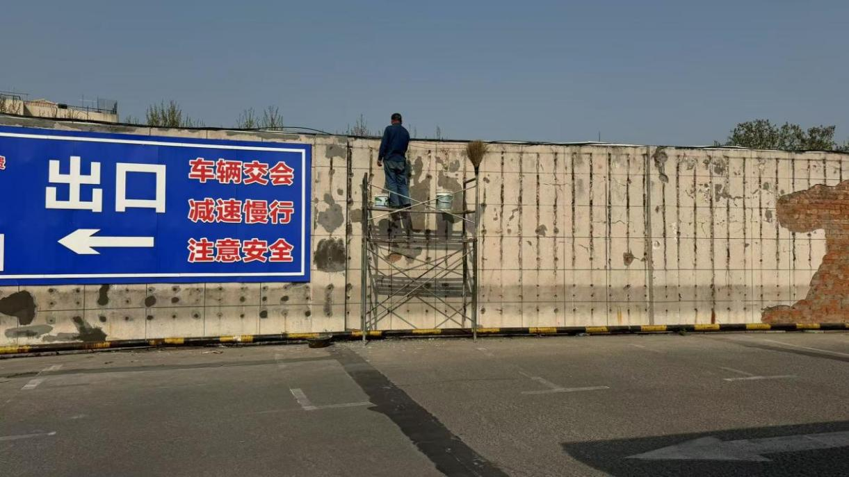 錢江商城三樓停車場墻開展面修補(bǔ)工作