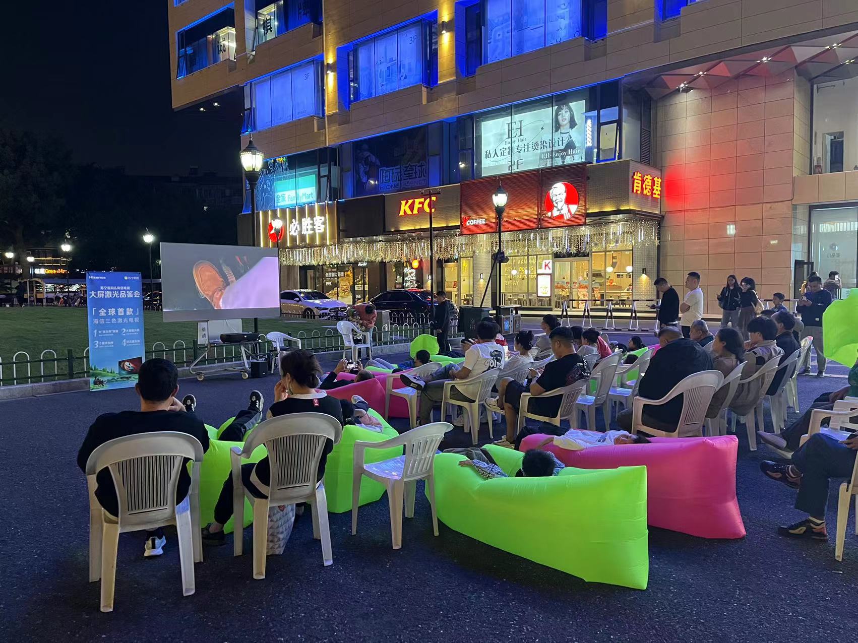 水晶城露天電影盛宴，歡聲笑語(yǔ)中感受夜晚魅力