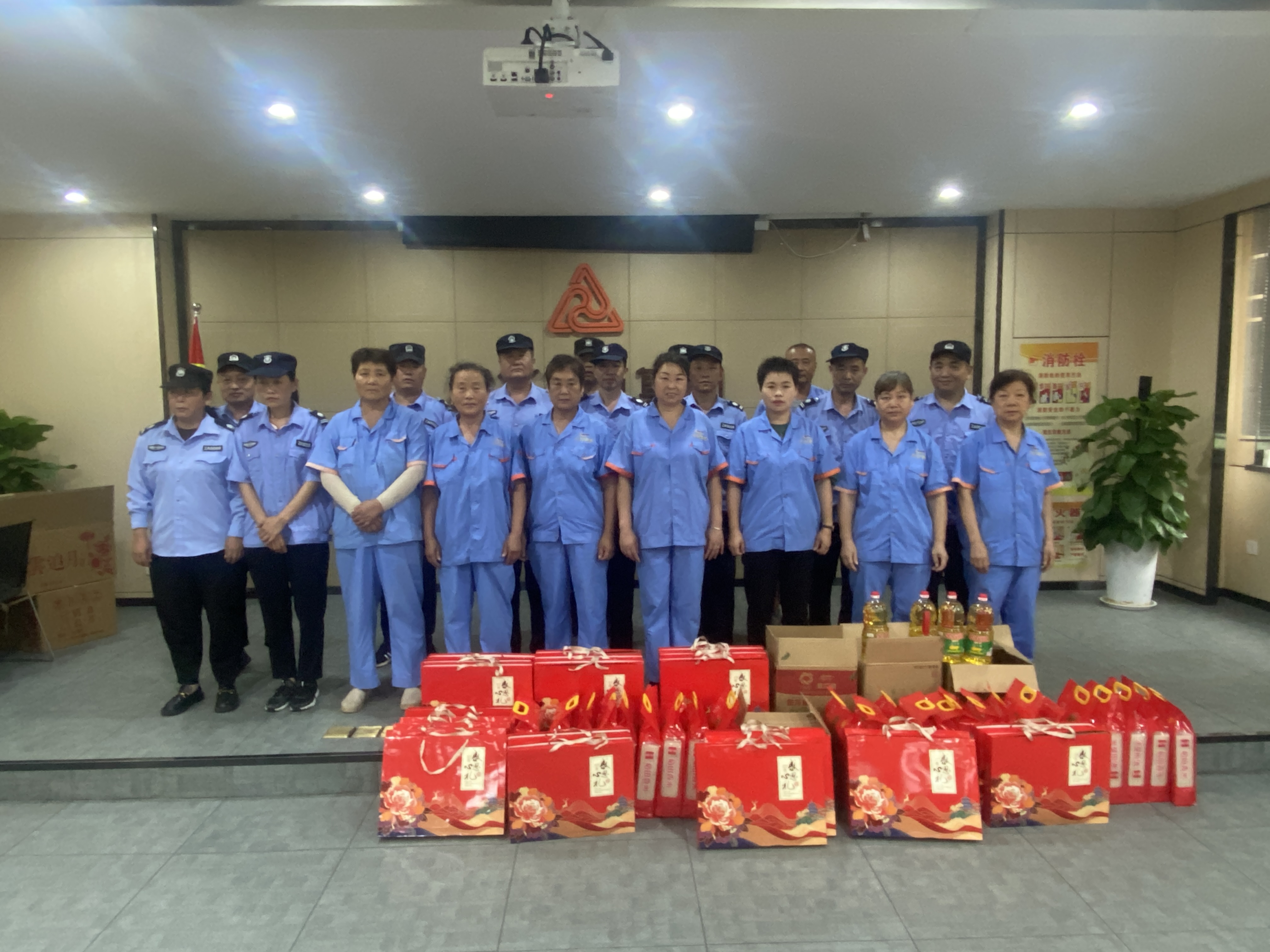 “濃情中秋節(jié)，慰問(wèn)暖人心”——建華文創(chuàng)集團(tuán)工會(huì)開(kāi)展一線職工慰問(wèn)活動(dòng)