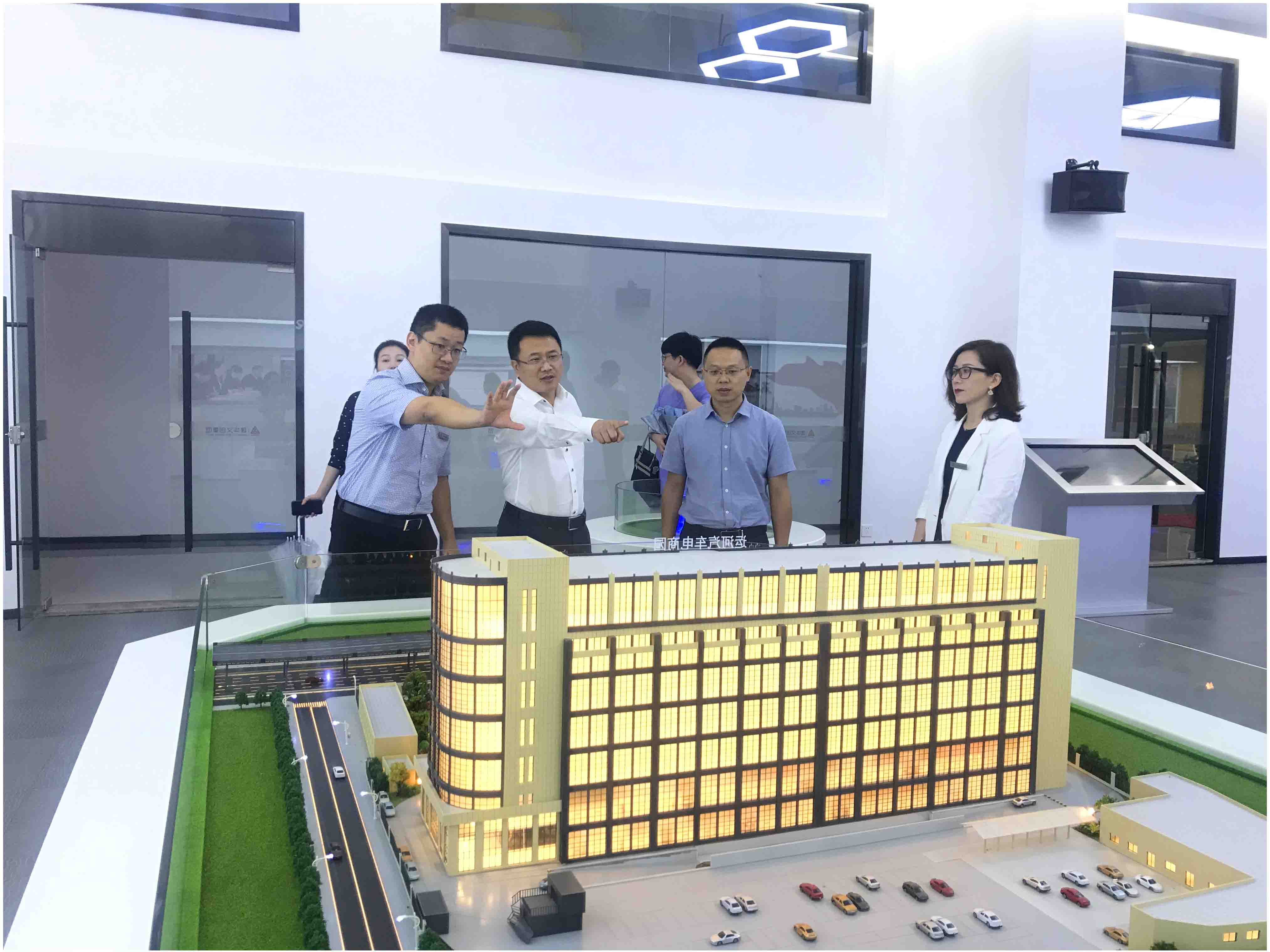 拱墅區(qū)副區(qū)長程曉東一行 蒞臨運(yùn)河汽車電商園調(diào)研