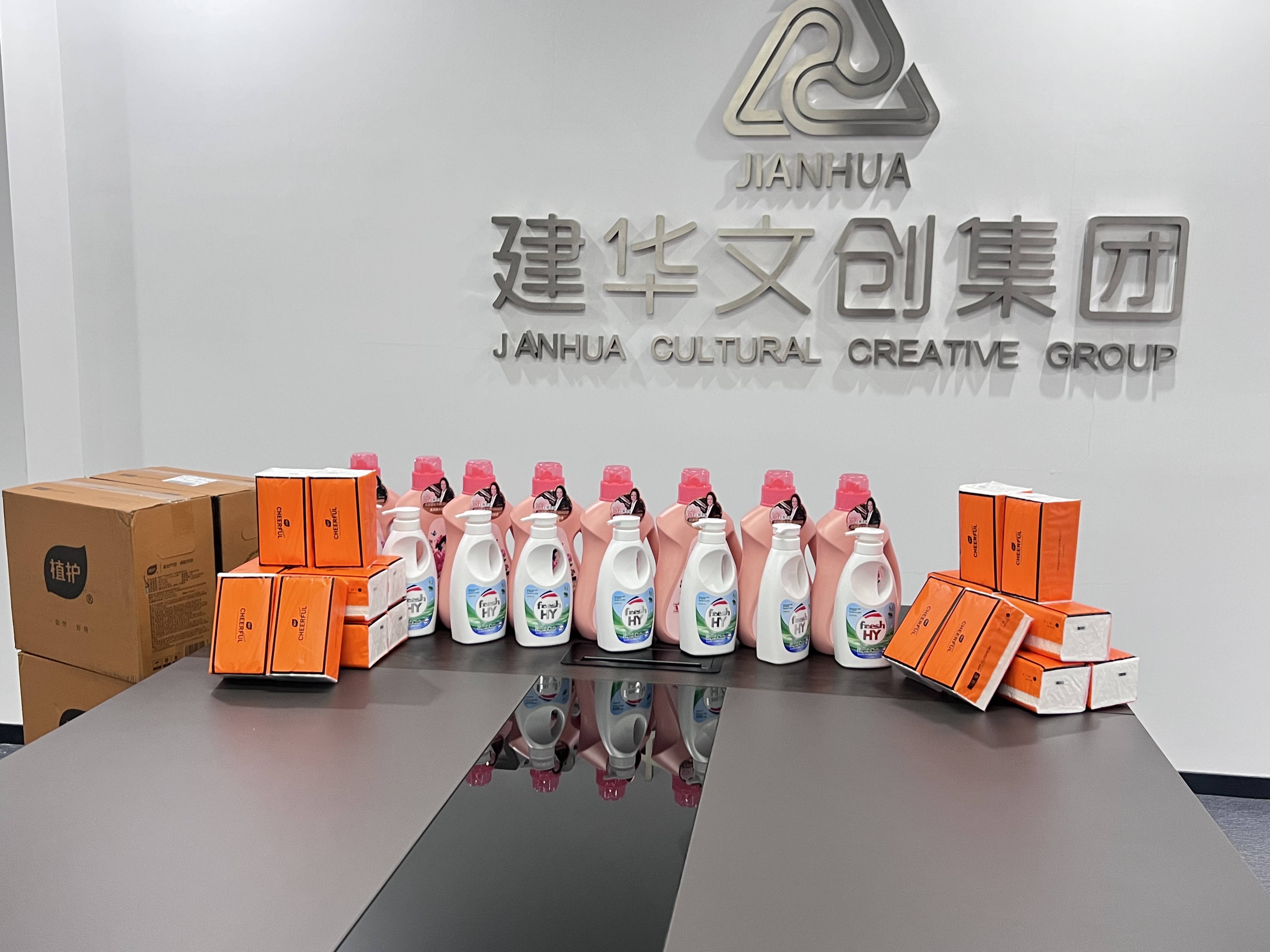 愛(ài)在春天，情暖三八——建華文創(chuàng)集團(tuán)工會(huì)為女職工發(fā)放暖心福利
