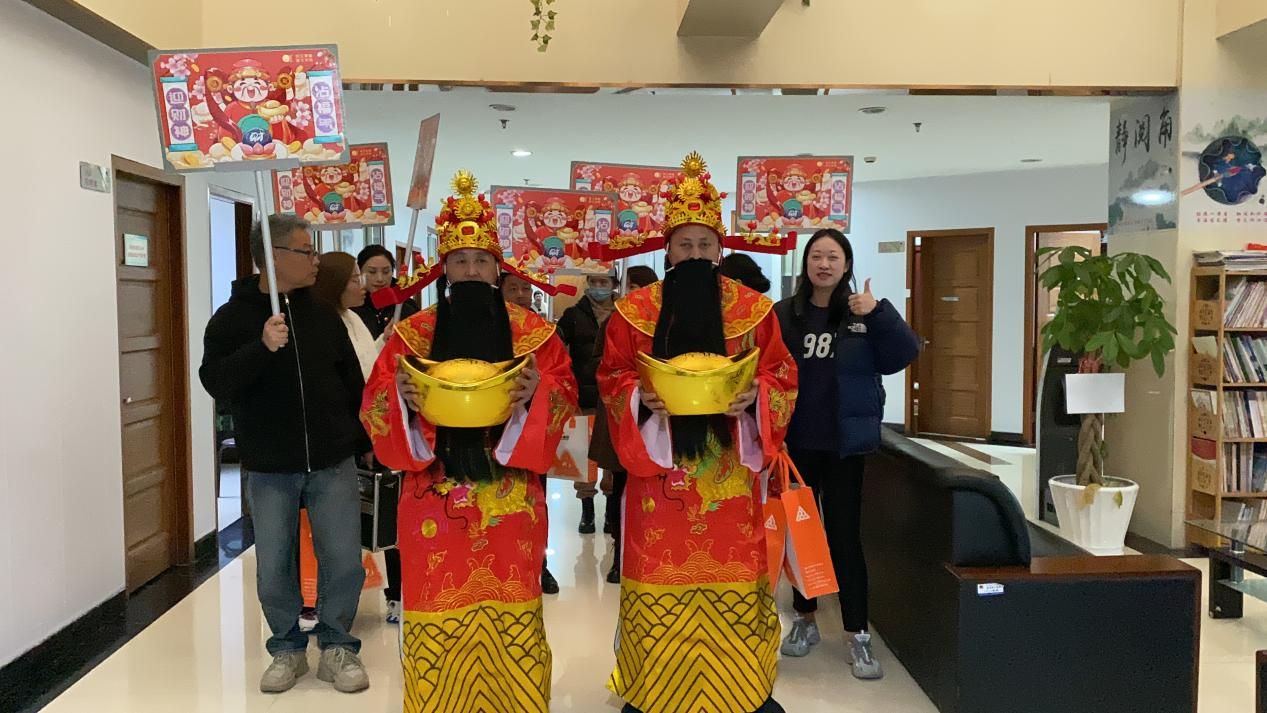正月十五元宵到，財神到來，請接福！