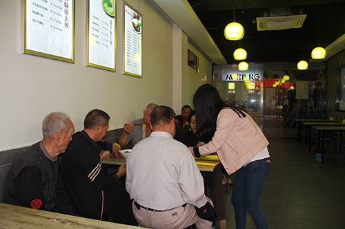 20151021重陽(yáng)節(jié)送長(zhǎng)壽面活動(dòng)2.jpg