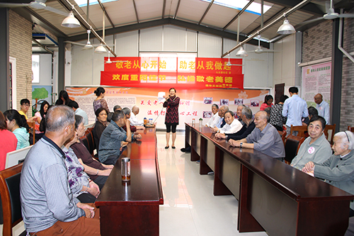 建華文創(chuàng)園黨支部團(tuán)委走訪慰問(wèn)七古登社區(qū)老人 (2).jpg